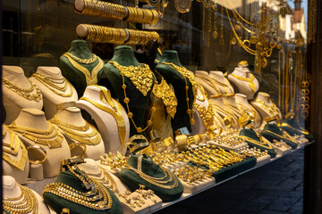 Naklejka premium grand bazaar istanbul gold jewelry store window display