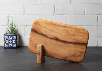 Wooden cutting board with stand 