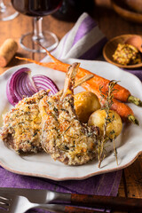 【ラムチョップの香草パン粉焼き】オリーブオイルに漬け込んだラムチョップにローズマリーとパン粉をまぶしてフライパンでローストしました。ハーブの香りにサクサク食感と柔らかな肉質が楽しめる贅沢な一品です。