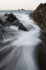 岩場に打ち寄せる波	