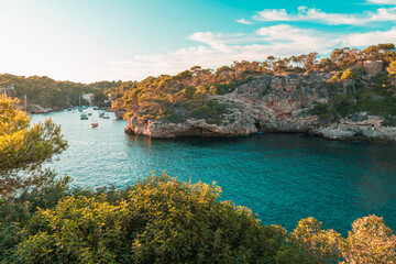 Paisaje costero con barcos y acantilados en el Mediterráneo