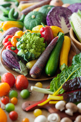 【オーガニック野菜】ロマネスコ・パープルスティック・ズッキーニ・リスタータ・パプリカ・ピュアホワイト・スイスチャードなど。彩り賑やかな野菜たち。