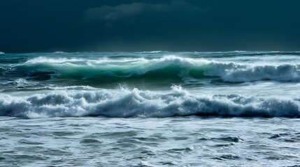 Obraz premium Turbulent ocean waves under a dark sky