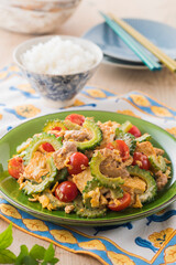 【ゴーヤチャンプルー】夏野菜のゴーヤを使った定番料理ゴーヤチャンプルーに夏野菜のトマトを加えた夏のアレンジ料理です。