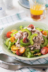 【ゴーヤの豚しゃぶサラダ】夏の定番メニュー「豚の冷しゃぶ」を夏野菜のゴーヤとトマトでいただくサラダです。