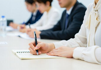 セミナー会場でメモをとる人たち