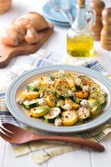 【ズッキーニのグリルサラダ】グリルしたズッキーニをオリーブオイルと胡椒で味付け。クリームチーズとディルで香り良く仕上げたグリルサラダです。