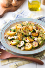 【ズッキーニのグリルサラダ】グリルしたズッキーニをオリーブオイルと胡椒で味付け。クリームチーズとディルで香り良く仕上げたグリルサラダです。