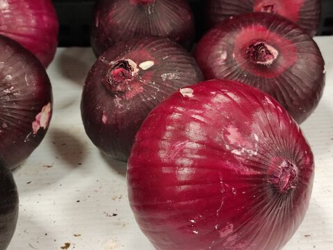 Rows of red onions (most commonly shallots) in a supermarket,Filas&nbsp; de cebollas moradas m&aacute;s com&uacute;nmente (chalote) en un supermercado, (17)