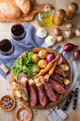 【和牛サーロインステーキ】塩と胡椒でシンプルにグリルした国産和牛ステーキ。 香ばしい焼目の下に柔らかな赤身を楽しめるレアに仕上げました。