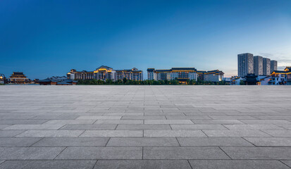 Obraz premium Urban Landscape at Dusk: Modern Architecture Meets Historic Charm