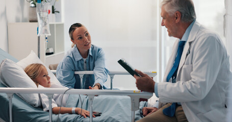 Obraz premium Doctor with tablet, mother and daughter in hospital bed for consulting or recovery from surgery. App, healthcare or medical with single parent woman, surgeon and girl child in clinic for results