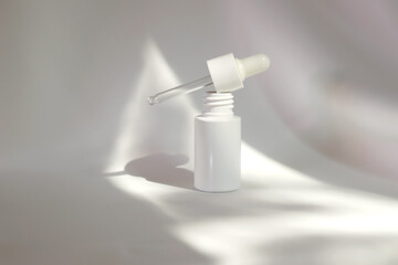 화이트 에센스 용기 목업