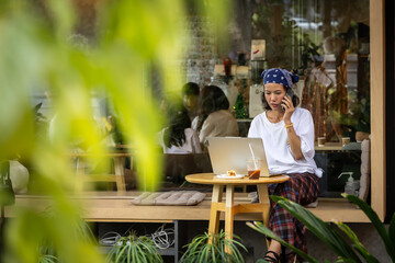 work online at cafe