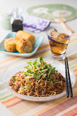 【冷やし担々麺】胡麻の風味たっぷりの冷たいピリ辛汁なし担々麺です。