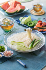 【素麺】清涼感ある素麺は暑い夏の風物詩です。冷やした素麺に胡瓜とオクラを浮かべ情緒豊かに涼味を楽しみます。