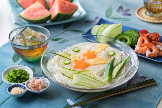 【七夕素麺】清涼感ある素麺は暑い夏の風物詩です。冷やした素麺に胡瓜とオクラを浮かべ情緒豊かに涼味を楽しみます。