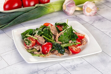 Salad with canned tuna and spinach