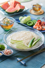 【素麺】清涼感ある素麺は暑い夏の風物詩です。冷やした素麺に胡瓜とオクラを浮かべ情緒豊かに涼味を楽しみます。