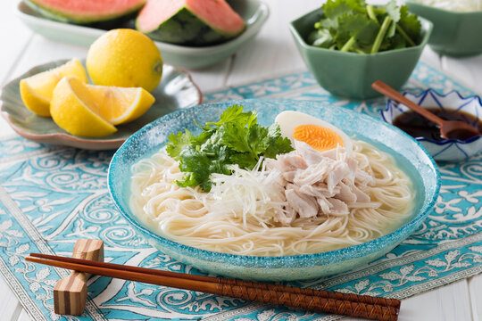 【ささみとパクチーのそうめん】しっかり冷やした鶏ガラスープで楽しむアレンジ素麺。たっぷりのパクチー。鶏ササミと白髪葱。ゆで玉子。仕上げにレモンを絞っていただきます。