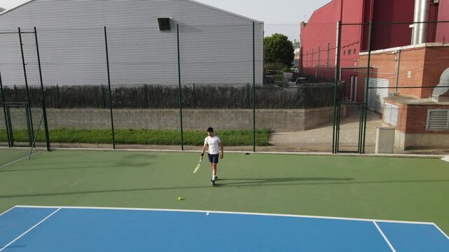 Tenista jugando al aterceder. Toma con seguimineto activo drone 4k 