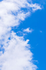Obraz premium 雨上がりの澄んだ青空と白い雲71
