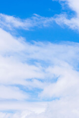 Naklejka premium 雨上がりの澄んだ青空と白い雲80
