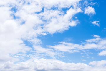 雨上がりの澄んだ青空と白い雲85
