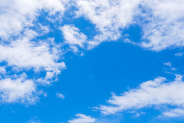 Obraz premium 雨上がりの澄んだ青空と白い雲92