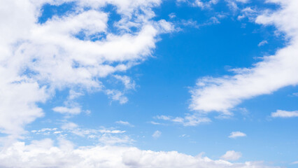 雨上がりの澄んだ青空と白い雲98