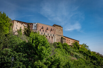 Vista de la ciudad medieval de Cuenca, situada en los acantilados en España.	
