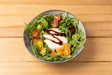 Salade roquette et tomates cerises et burrata