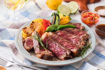 【和牛サーロインステーキ】シンプルに塩と胡椒でレアにグリルした国産和牛ステーキ。 彩り豊かな夏野菜をグリルして添えた夏のステーキプレート。