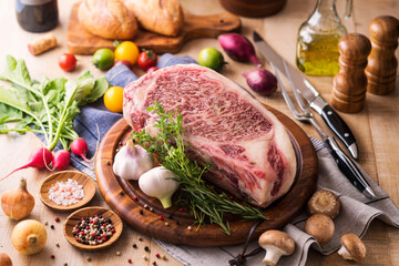 【ステーキ用精肉 / 和牛サーロイン】ステーキ用の霜降り国産和牛サーロイン。 きれいな霜降りの模様が入った上品な肉質。高級食材。