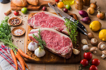 【ステーキ用精肉 / 和牛サーロイン】ステーキ用の霜降り国産和牛サーロイン。 きれいな霜降りの模様が入った上品な肉質。高級食材。