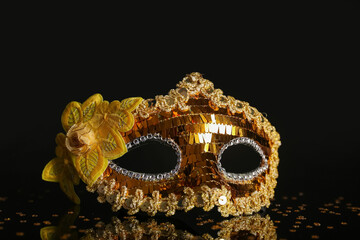 Naklejka premium Golden carnival mask on black background