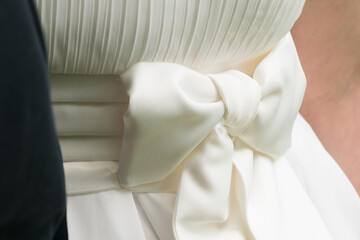 schleife kleid braut hochzeit detail