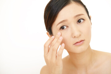 荒れた肌に悩む女性