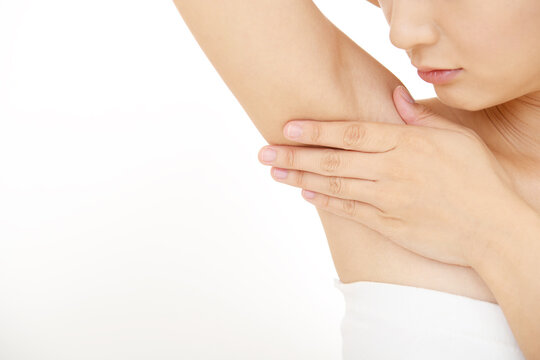 脇をおさえる女性