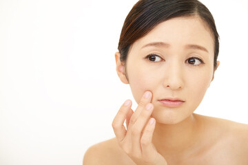 荒れた肌に悩む女性