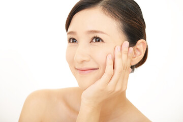 若い女性のスキンケアイメージ