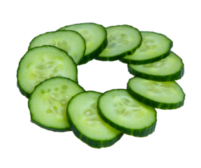 Gurkenscheiben in einem Kreis gelegt