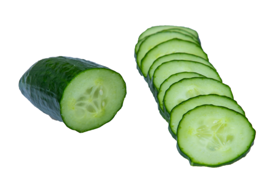 Eine Gurke und Gurkenscheiben in eine Reihe gelegt