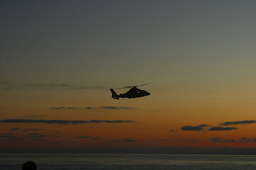 Ein Hubschrauber startet im Abendrot