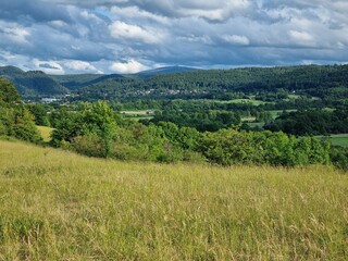 Blick vom Wandergebiet Langenberg zwischen Harlingerode, Göttingerode und Schlewecke Richtung Bad Harzburg, Harz, Niedersachsen, Brockengipfel im Hintergrund