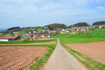 Durch land- und forstwirtschaftliche Bewirtschaftung geprägte Agrarlandschaft bei Böllstein, Ortsteil von Brombachtal im mittleren Odenwald, Odenwaldkreis, im späten Frühling/Frühsommer