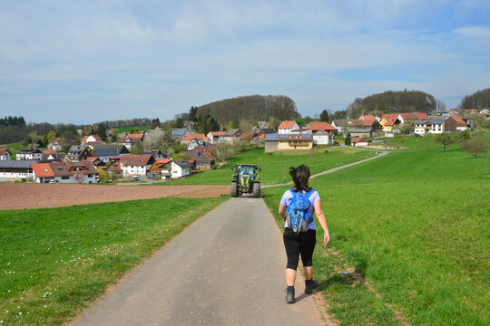 Durch land- und forstwirtschaftliche Bewirtschaftung gepr&auml;gte Agrarlandschaft bei B&ouml;llstein, Ortsteil von Brombachtal im mittleren Odenwald, Odenwaldkreis, im sp&auml;ten Fr&uuml;hling/Fr&uuml;hsommer