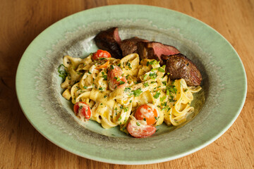 Creamy tagliatelle with grilled steak and cherry tomatoes