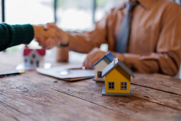 Handshake Real estate brokerage agent Deliver a sample of a model house to the customer, mortgage...