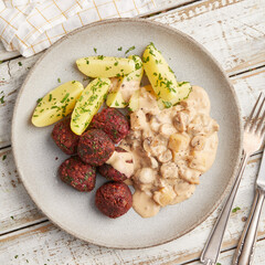 Hackbällchen an Pilzrahmsauce